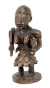 Große Figur der Yoruba, Nigeria / Benin, stehende weibliche Figur einer Orisha / Göttin, leichtes