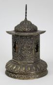 Gebetsmühle, Tibet um 1900, versilbertes Metall mit floraler Gravur u. 3 Kartuschen mit Mönchen,