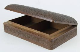 Rechteckige Holzdose mit unregelmäßig gravierter Oberfläche, Deckel mit Kartusche, darin ein