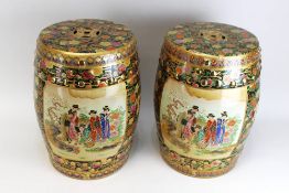 Paar Hocker aus Porzellan mit Dekor japanischer Frauen im Blumengarten, Porzellan heller Scherben,