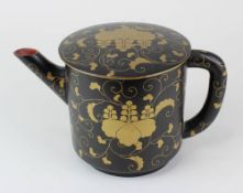 Teekanne mit Karakusa-Dekor, Japan um 1900, Holz, außen schwarzer Lack mit Karakusa-Ranken in