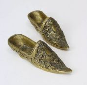 Paar Zier-Pantoffeln aus Bronze, osmanisch, 19. Jh., Bronze mit Resten v. Vergoldung, Oberfläche