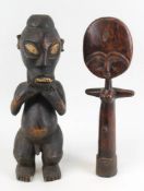 Große dekorative Akuaba-Puppe der Ashanti, Ghana, und weitere afrikanische Figur wohl der Fang,