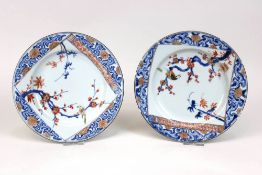 Paar Imari Teller, China 18. Jh., Porzellan, heller Scherben, polychrome Bemalung von Blumen, Ranken