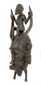 Große Kpelie-Maske der Senufo, Elfenbeinküste, Holz dunkel gefärbt und aus einem Stück geschnitzt,