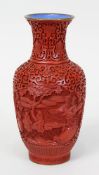 Vase in roter Lackschnitzerei, China 20. Jh., Messing, innen blau emailliert, Wandung mit
