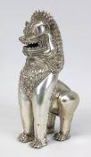 Tempellöwe aus Thailand, silberhaltiges Metall, vollplastische gegossene  Figur eines sitzenden