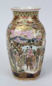 Satsuma Vase mit sehr feiner Bemalung, sechseckiger Korpus, darauf szenische Bemalung in polychromer