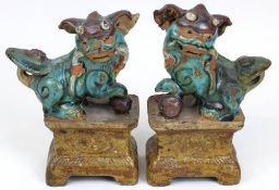 Paar Tempellöwen aus Keramik, China 19 Jh., brauner Scherben, farbig glasiert, 1 Figur am Ohr