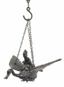 Asiatische Skulptur zum Aufhängen in Form eines gr. Vogels, darauf reitende bärtige männliche