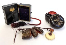 Inro, vierteilig, Japan wohl 20. Jh., Lackarbeit mit reliefierten Perlmutt- und Hornintarsien, auf