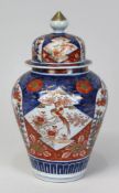 Imari Deckelvase, Wandung mit flächendeckendem Dekor von Blütenzweigen, Vögeln und Blumen, z. T.