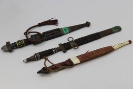 3 Dolche der Tuareg, Sahara, Nord-Westafrika, jew. gerade Klinge, bei einem Dolch mit gravierten