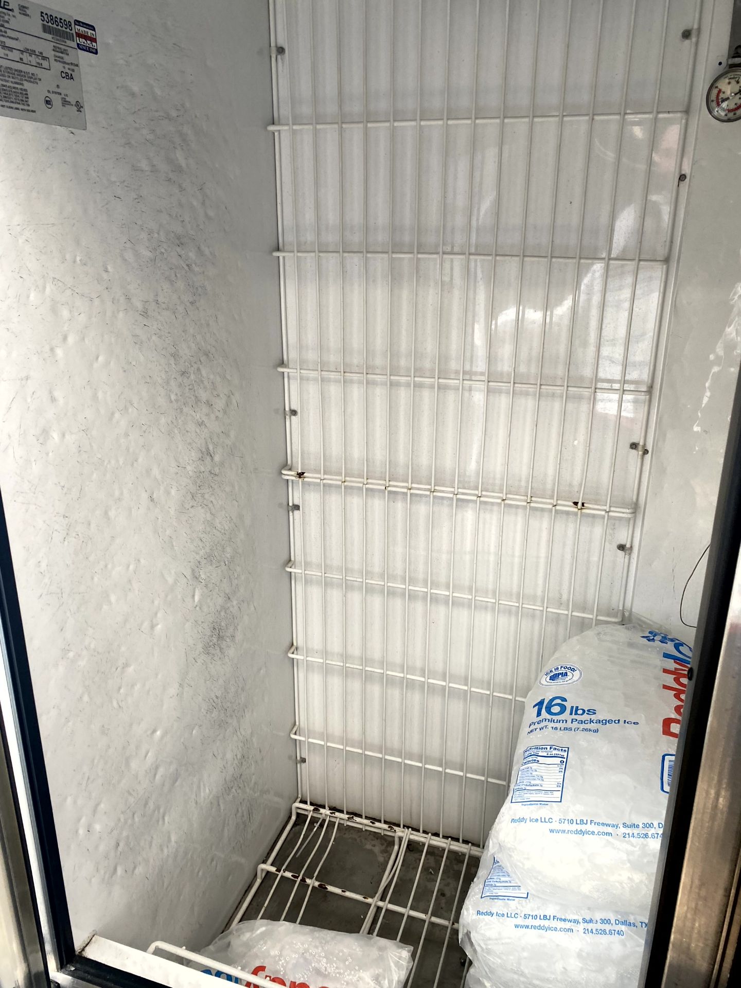 TRUE GLASS DOOR ICE MERCHANDISER - Image 2 of 3