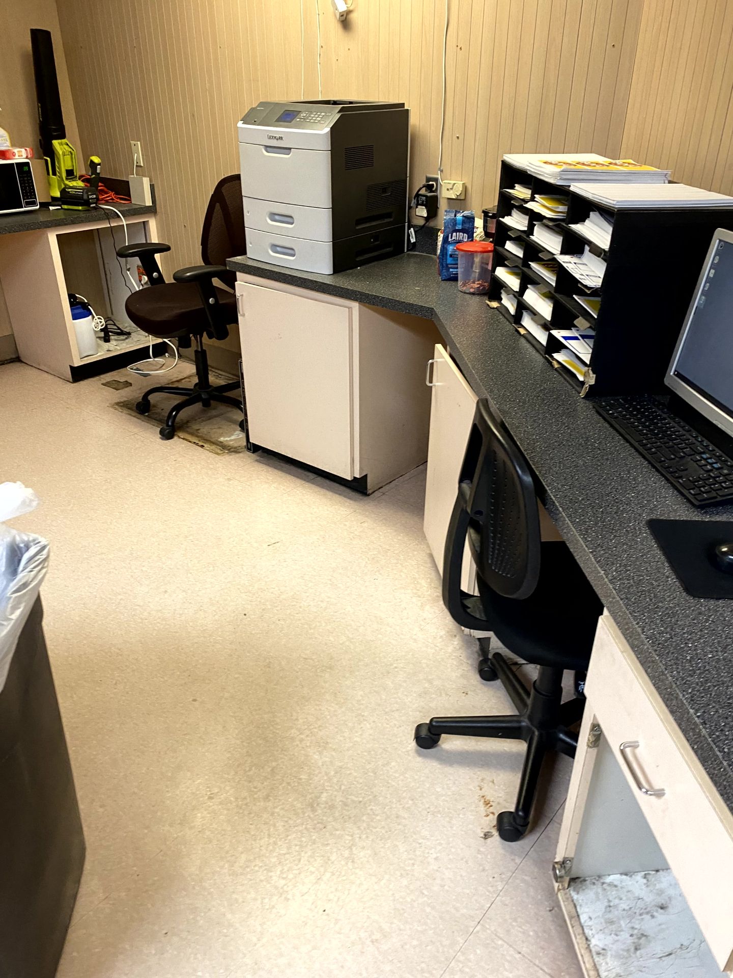 ALL OFFICE CHAIRS IN MAIN OFFICE - Image 2 of 3