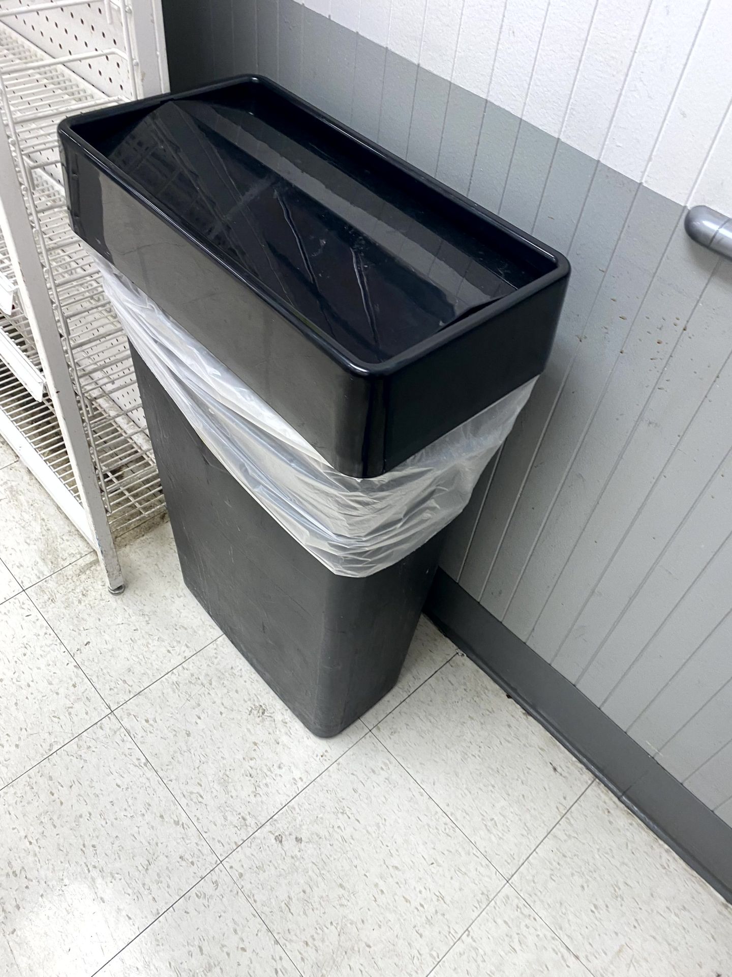 TRASH CANS - Image 2 of 3