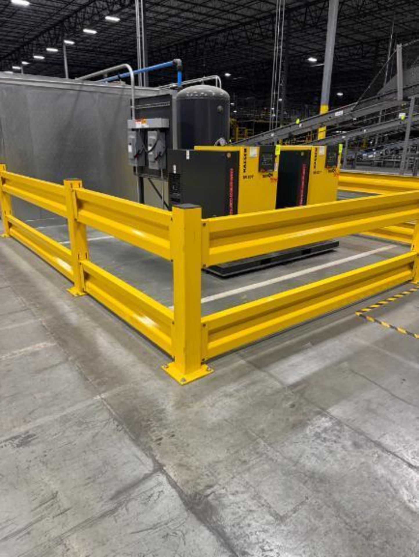 warehouse divider fence - Image 2 of 3