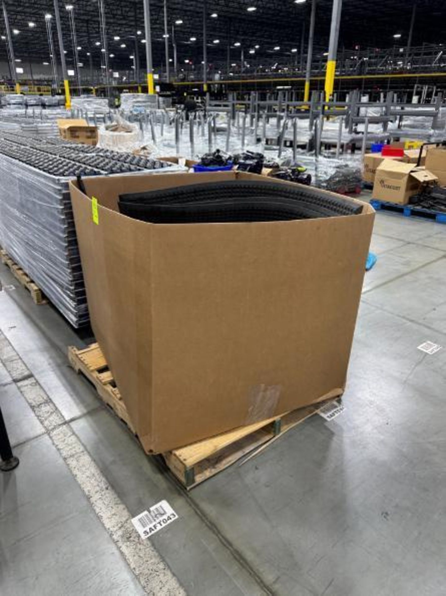 crate of 2-step stools, floor pads, brooms & dustpans - Image 2 of 3