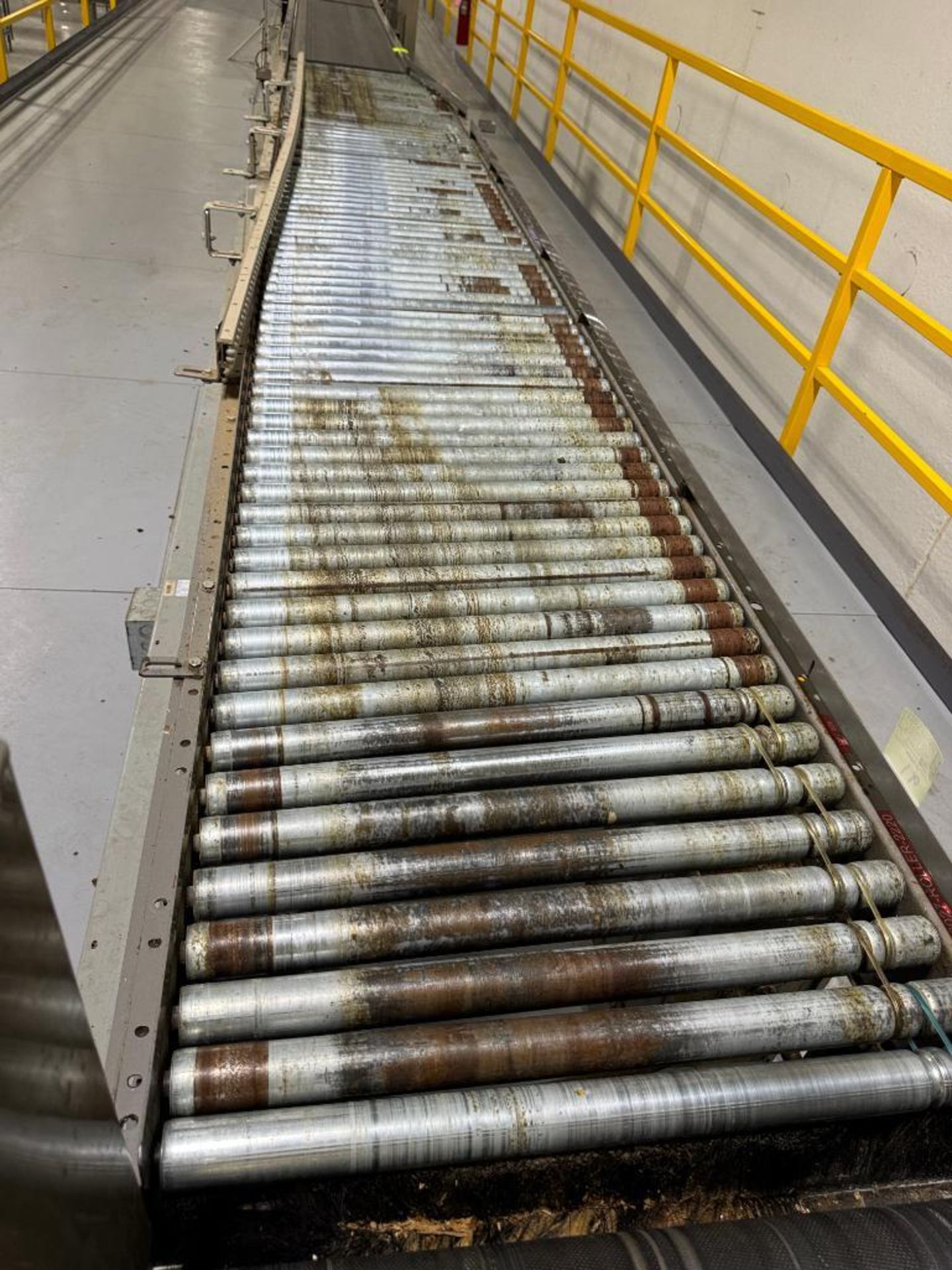 Invata partially powered roller conveyor w/ box straightener