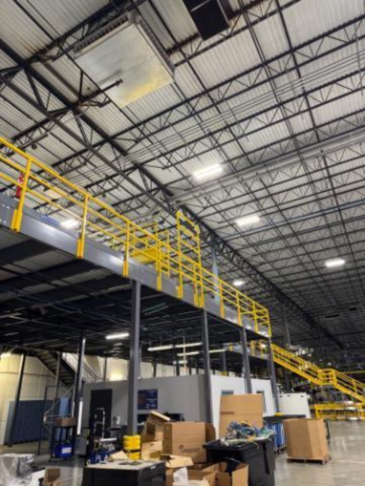 north mezzanine, w/ one set of stairs - Image 6 of 20