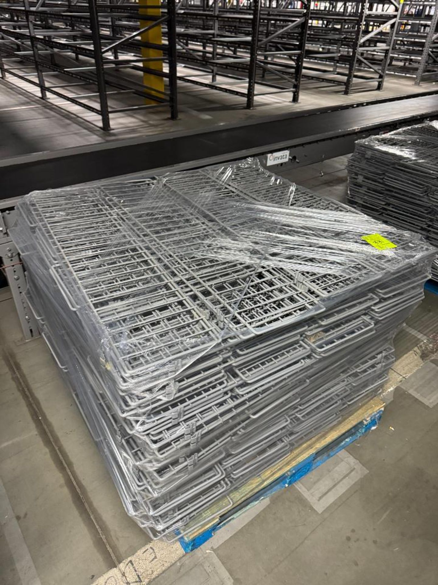 pallets of pallet racking divider rails