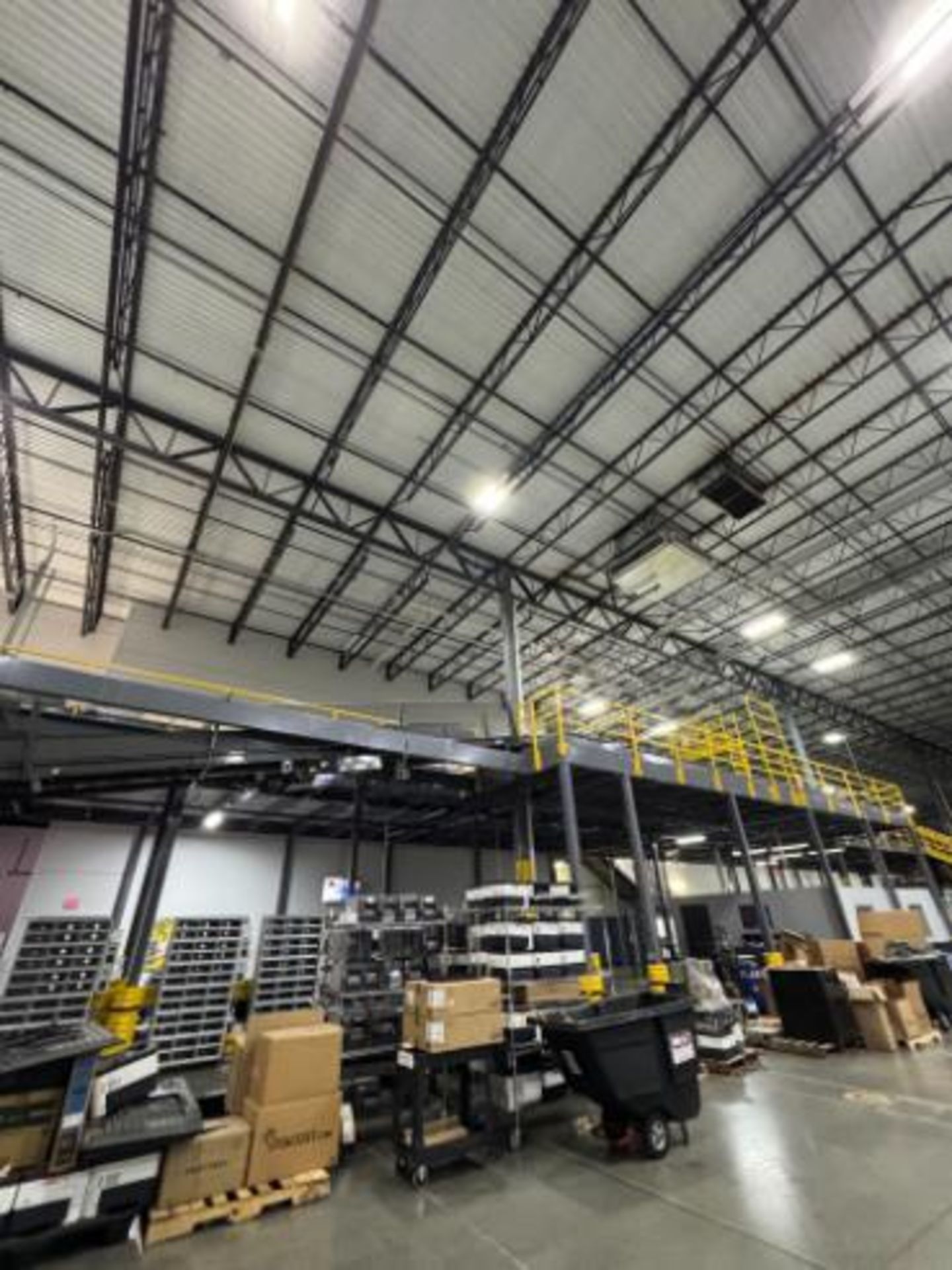 north mezzanine, w/ one set of stairs - Image 5 of 20