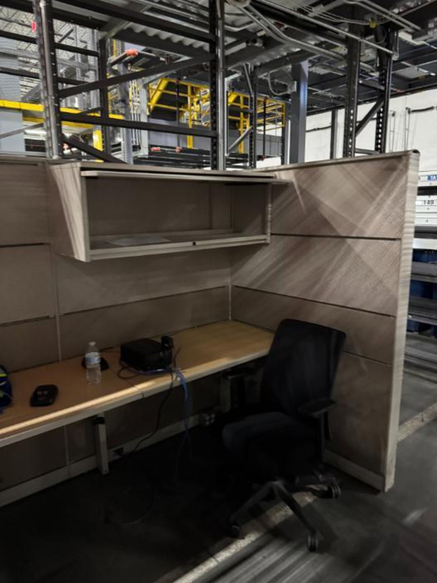 work station w/ office chair - Image 4 of 4