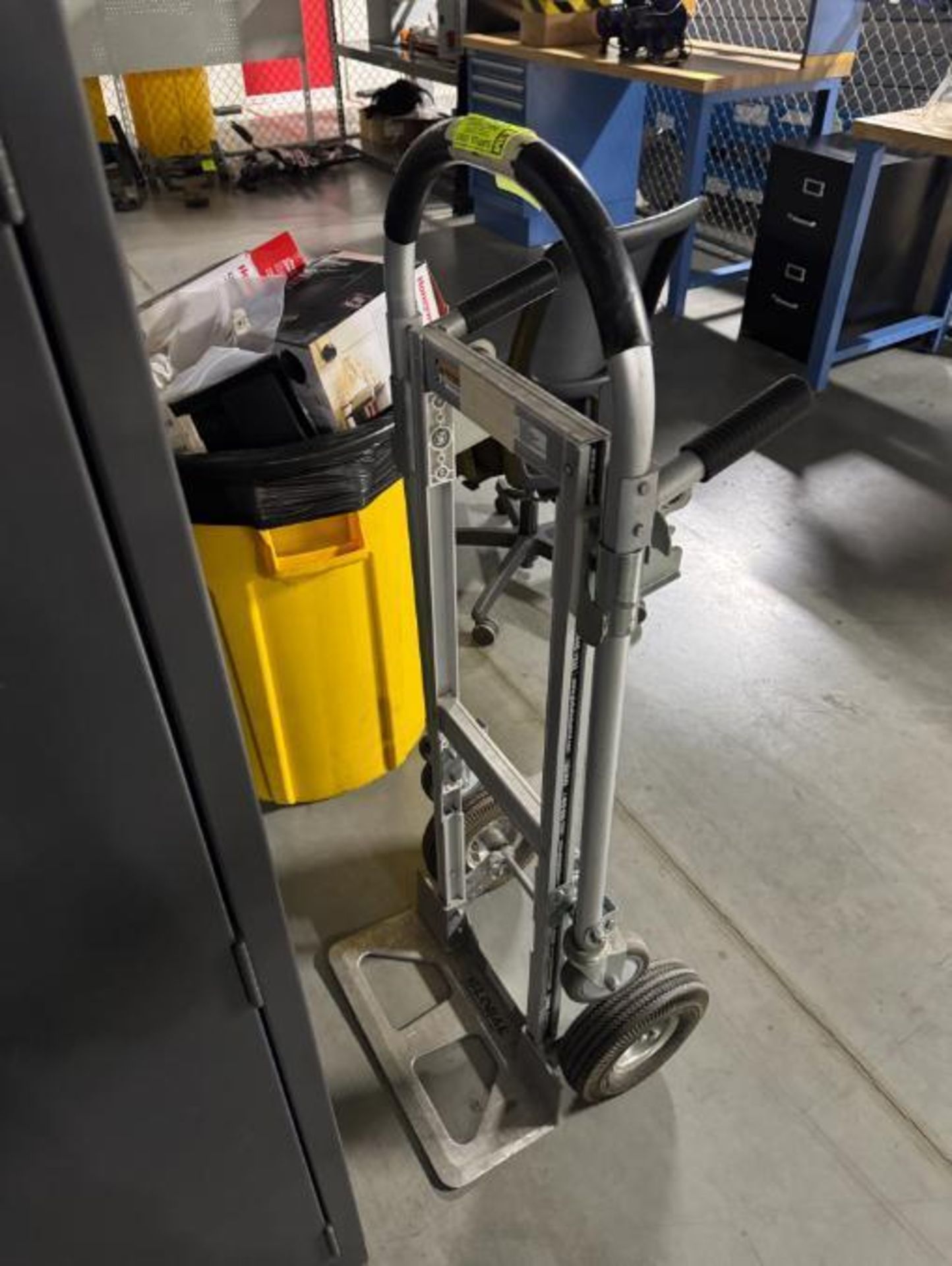 Global 2-wheel hand truck, convertible to 4-wheel - Image 2 of 2