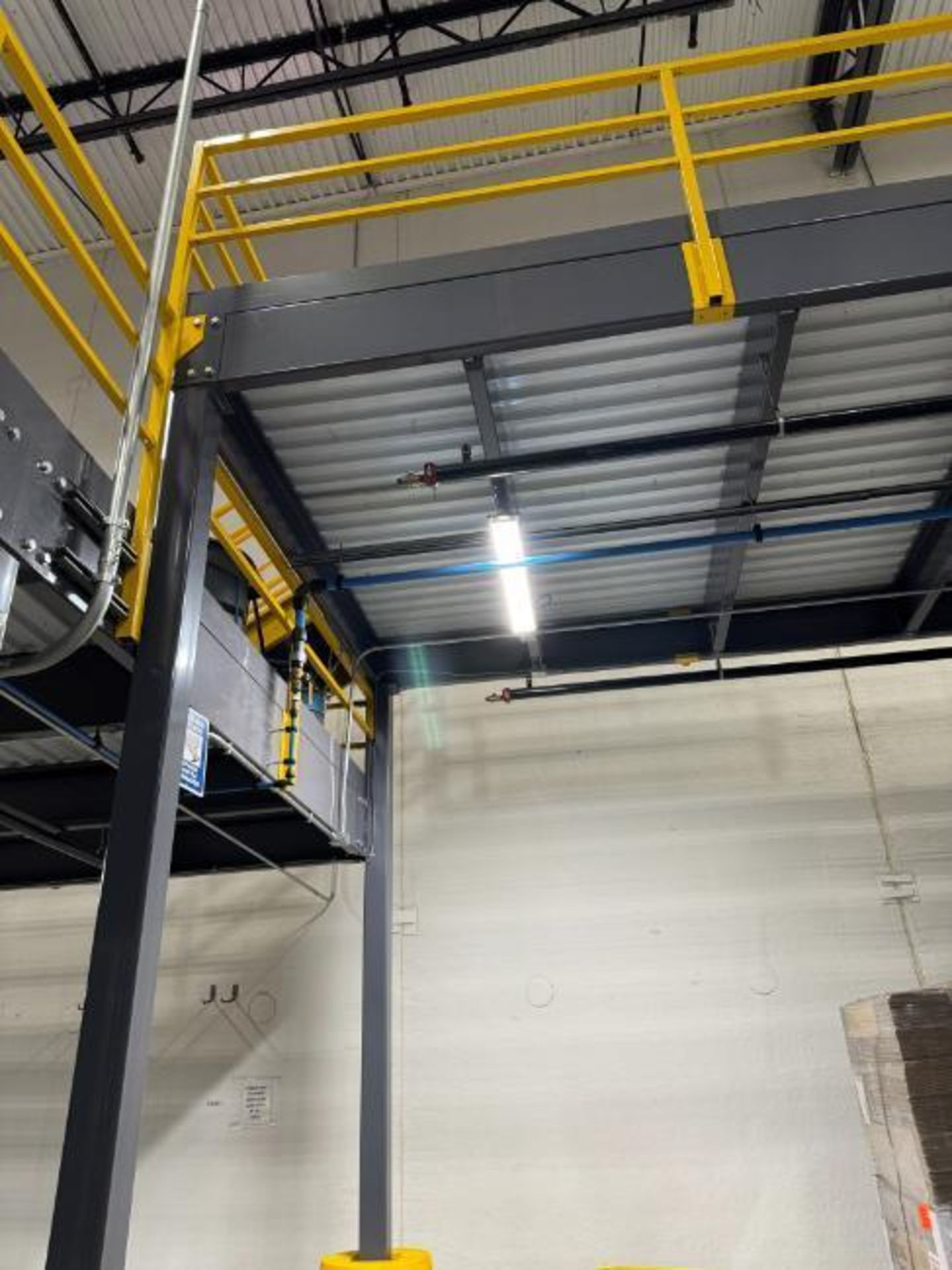 west mezzanine, w/ one set of stairs - Image 4 of 12