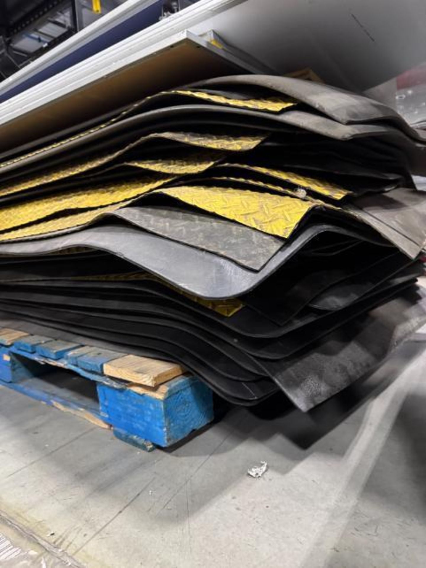 pallet of floor pads & white boards - Image 2 of 4