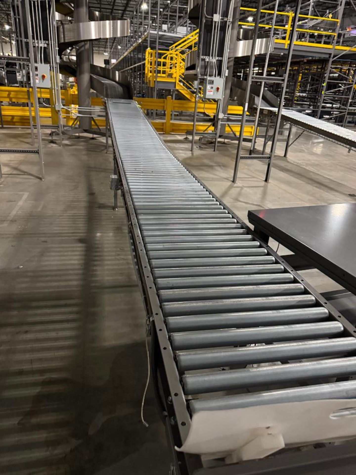 Invata partially powered roller conveyor - Image 3 of 4
