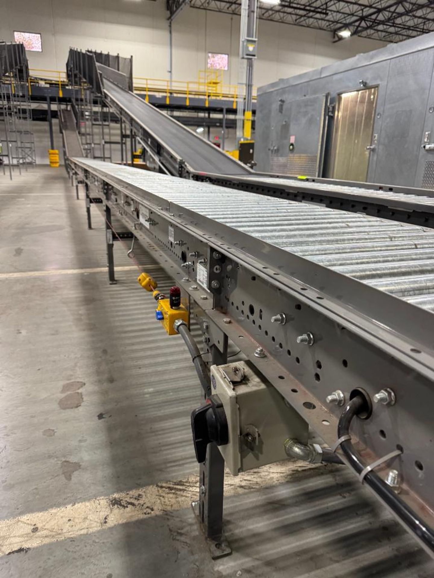 Invata partially powered roller conveyor - Image 3 of 4