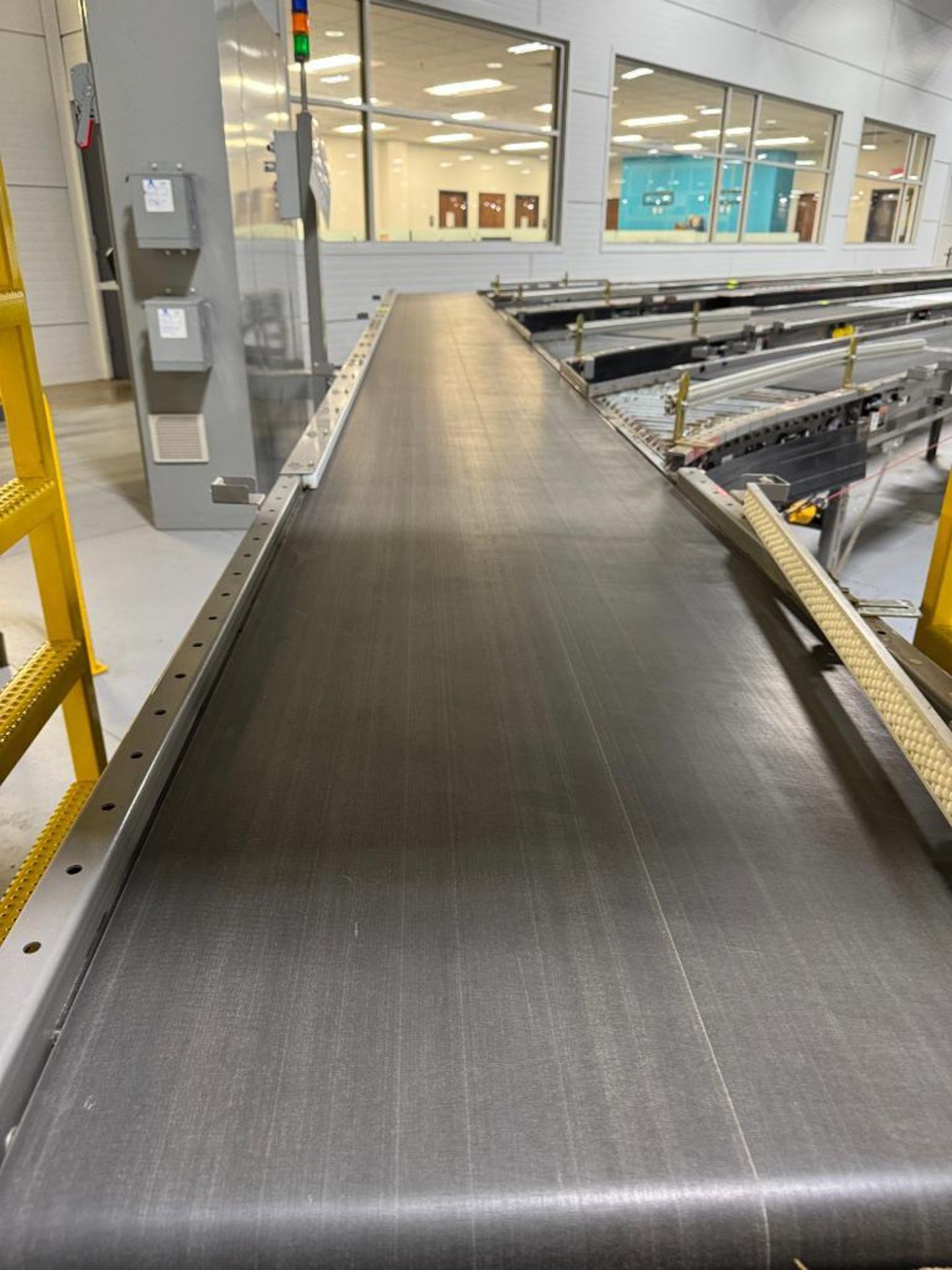 Invata conveyor belt, 4-lane merge - Image 2 of 3
