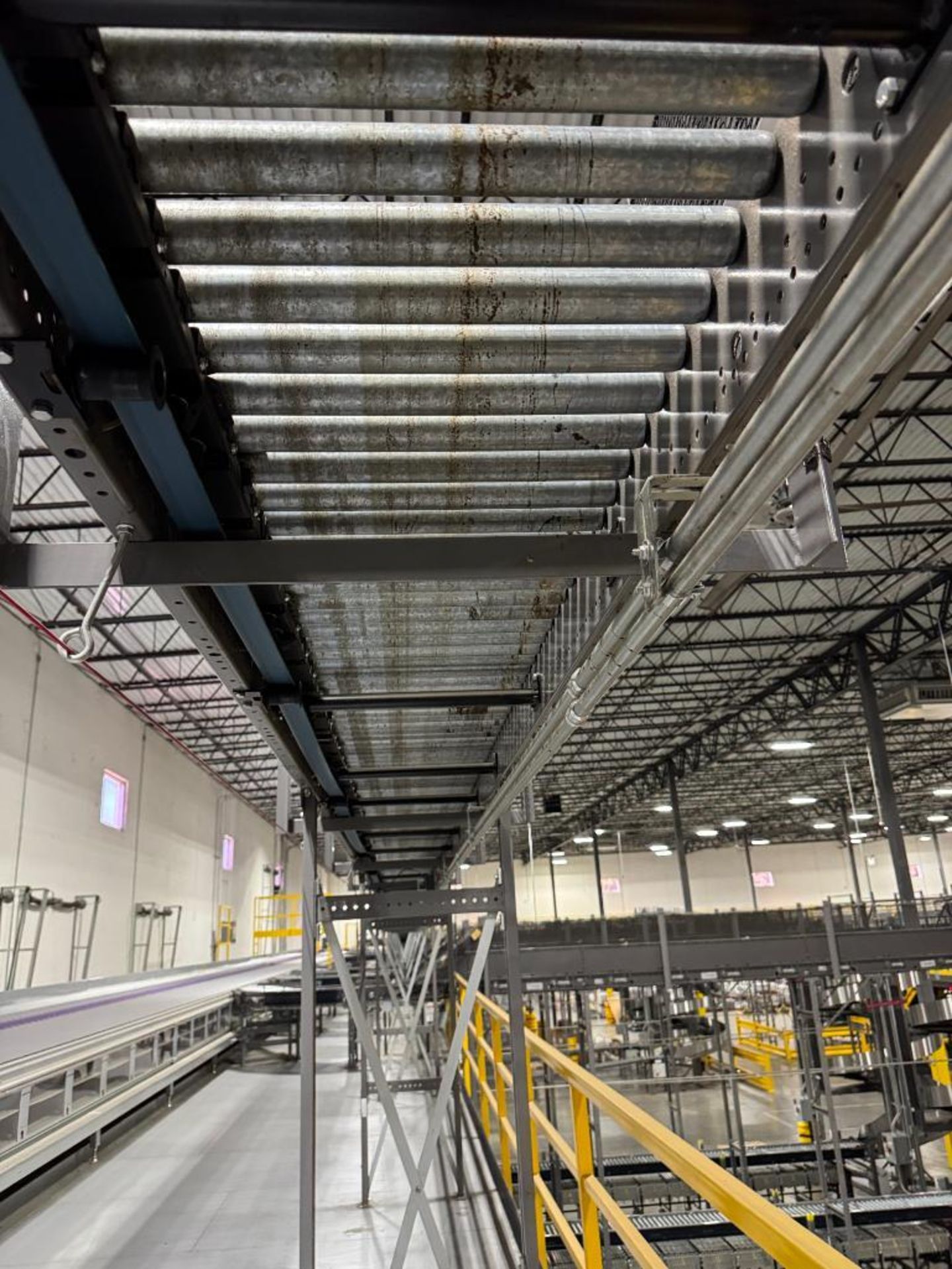 Invata partially powered roller conveyor - Image 4 of 8