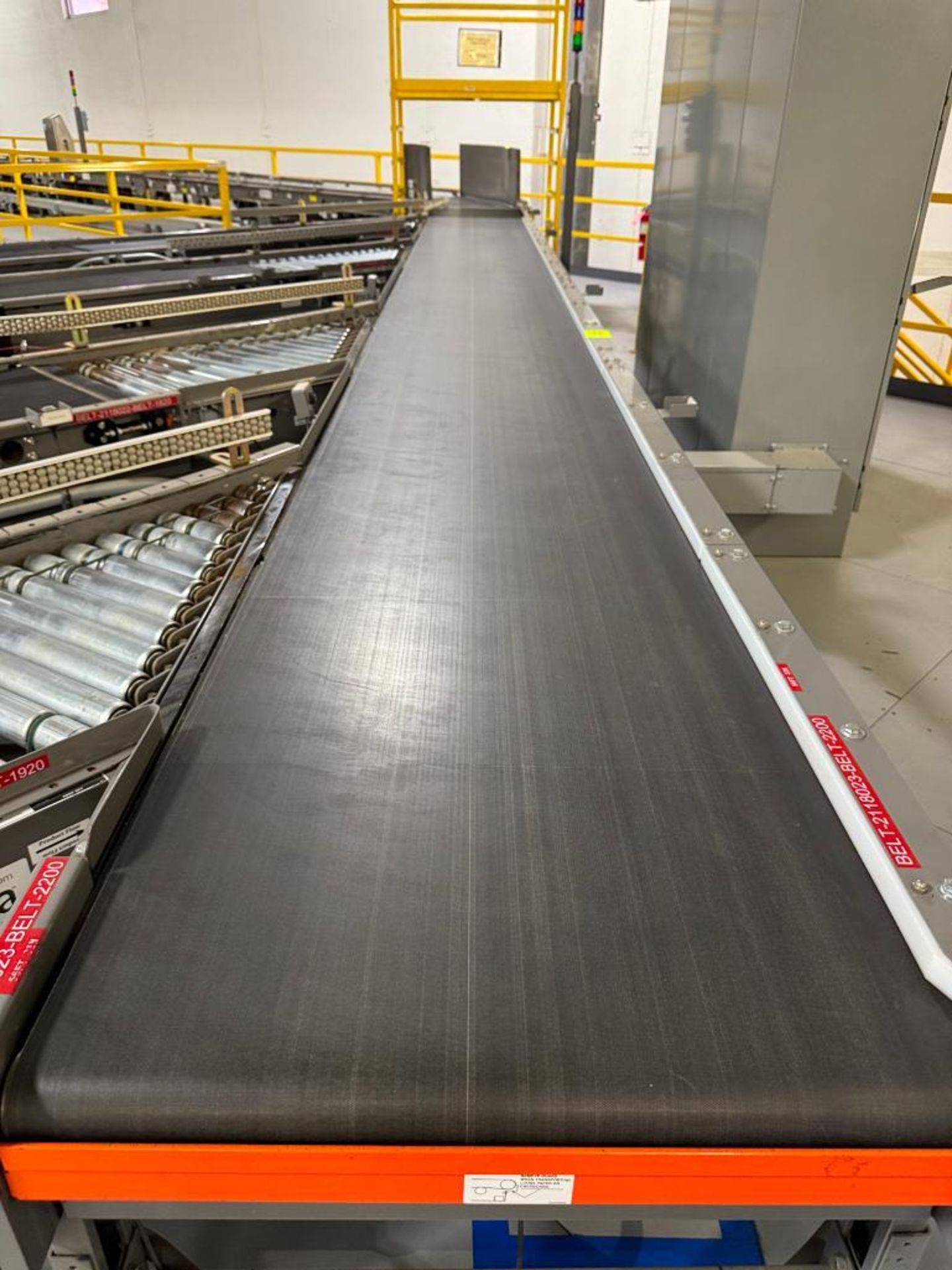 Invata conveyor belt, 4-lane merge