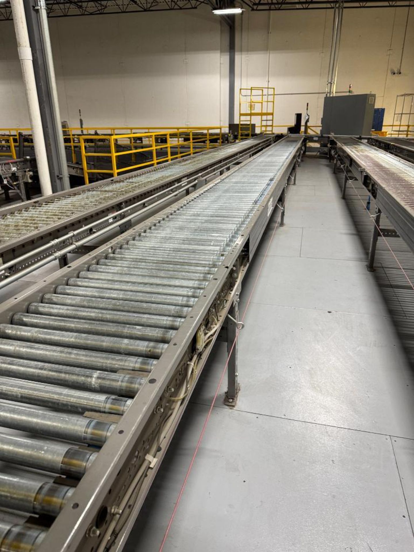 Invata partially powered roller conveyor - Image 3 of 4