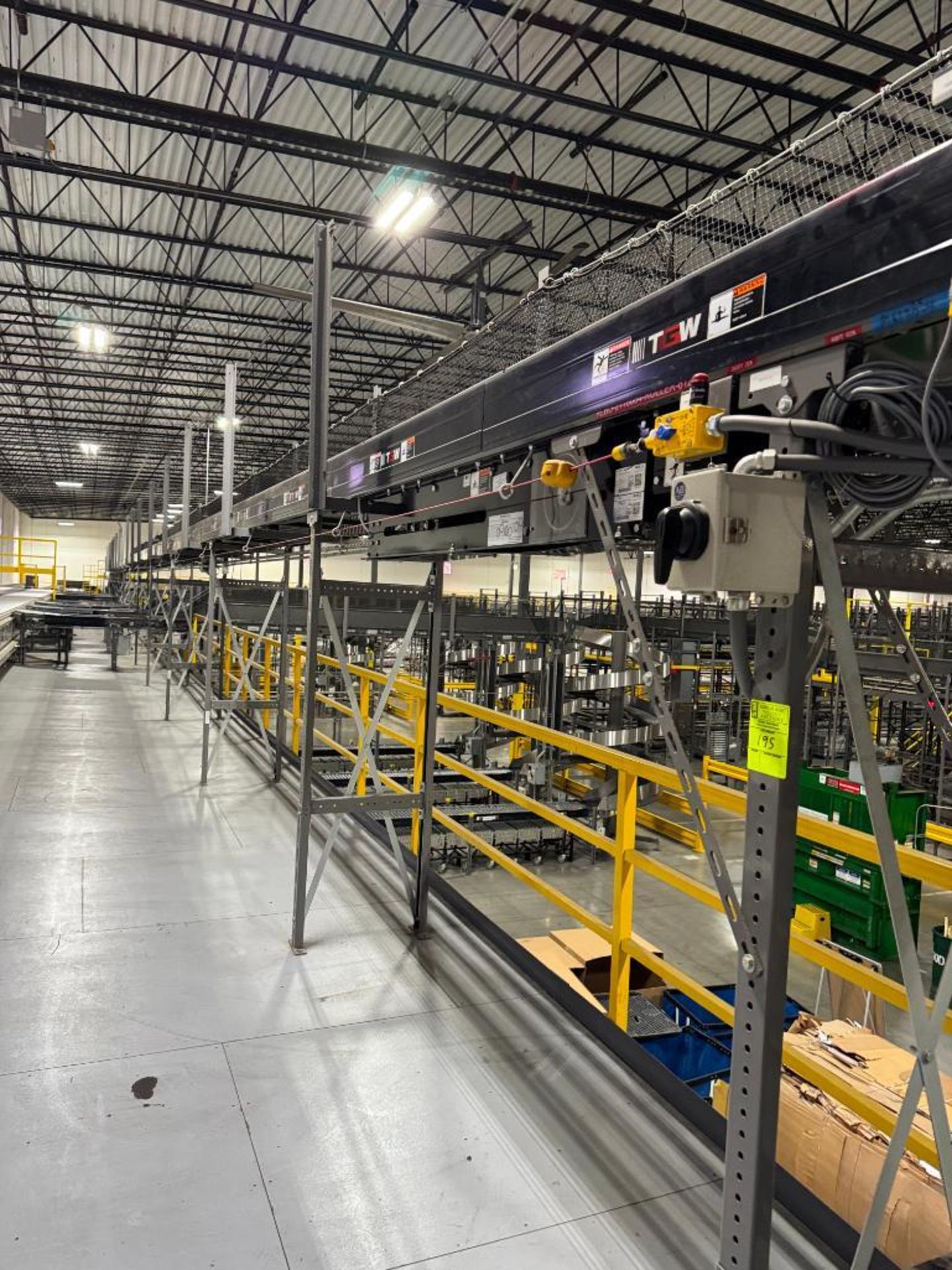 Invata partially powered roller conveyor - Image 2 of 8