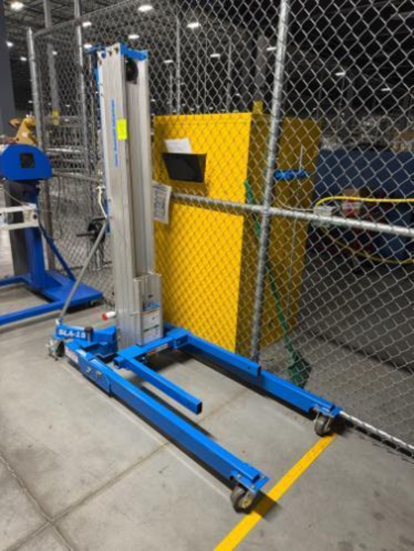Genie manual hoist - Image 2 of 4