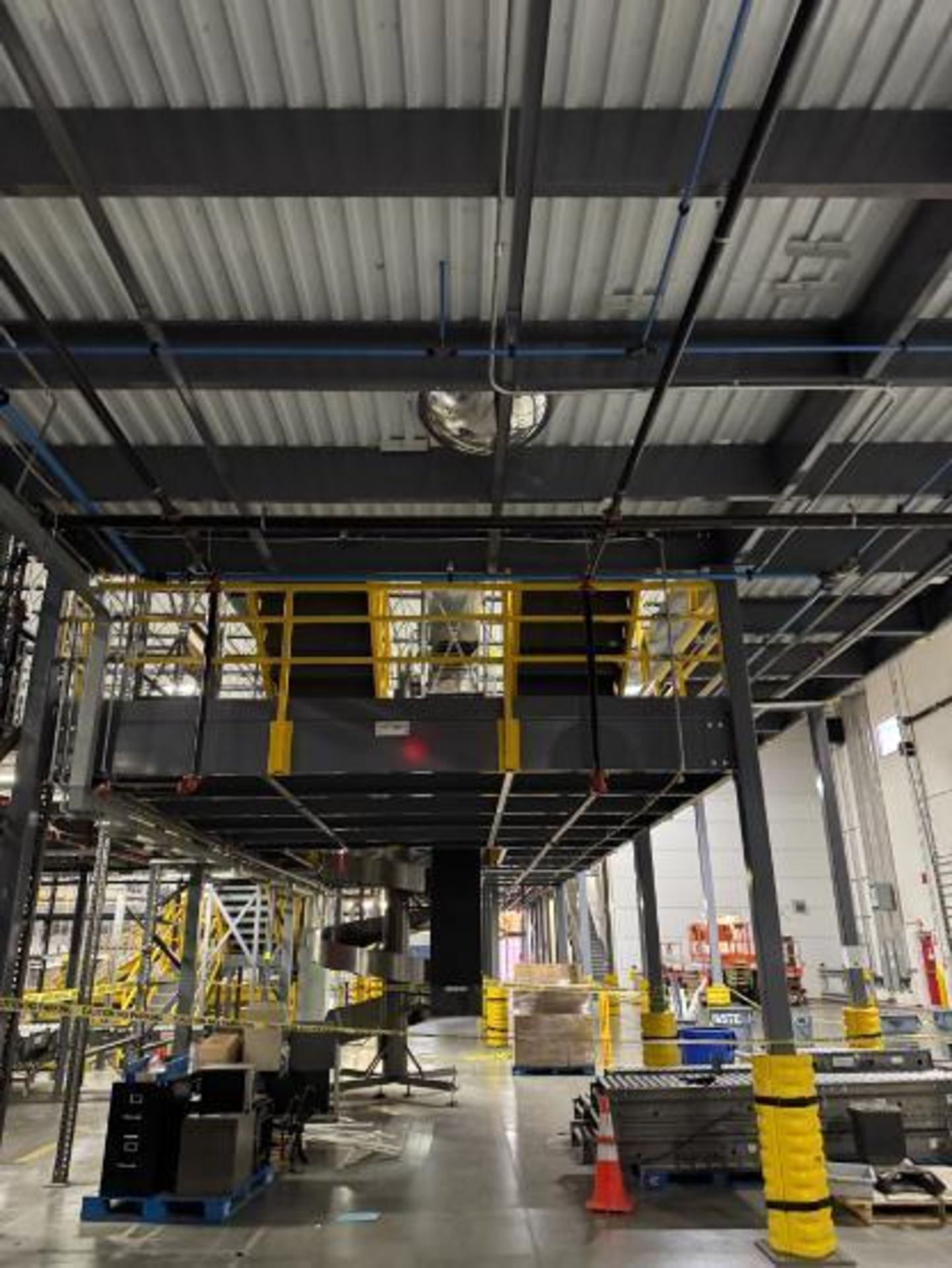 north mezzanine, w/ one set of stairs - Image 15 of 20