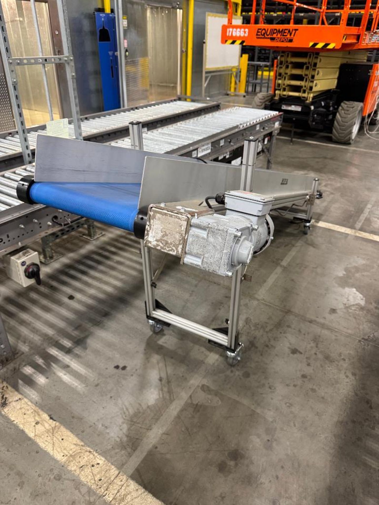 HFA portable conveyor, adjustable height - Image 3 of 4