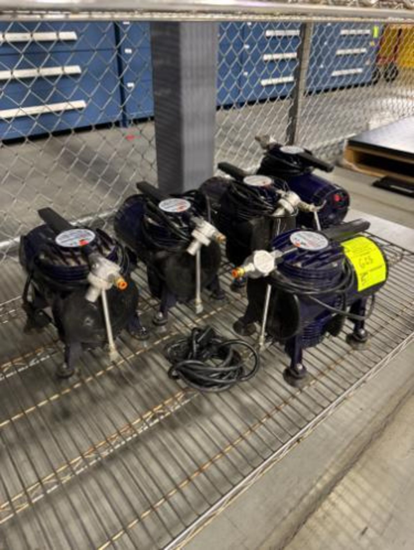 air compressor for pneumatic tools (bleeder type)