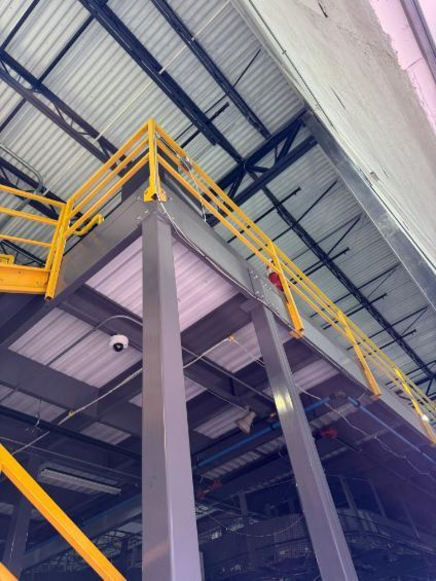 north mezzanine, w/ one set of stairs - Image 3 of 20