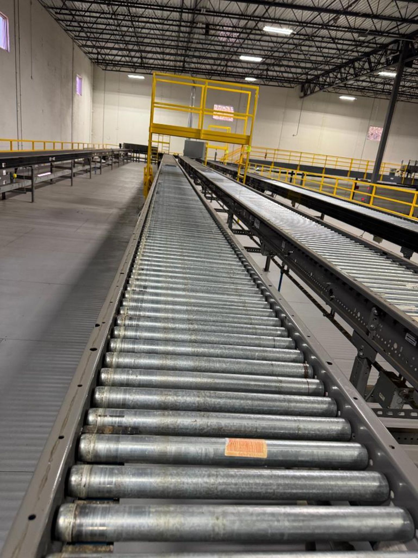 Invata partially powered roller conveyor - Image 3 of 5