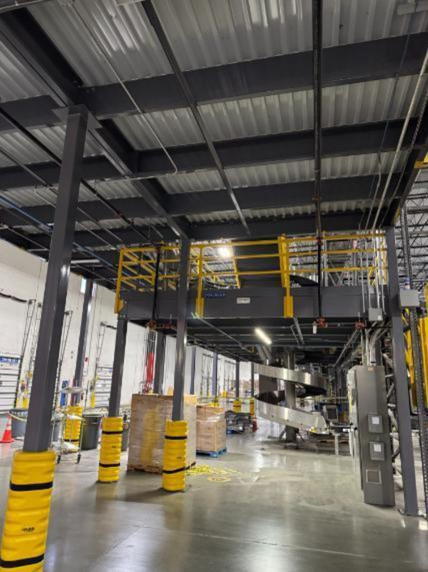 north mezzanine, w/ one set of stairs - Image 9 of 20