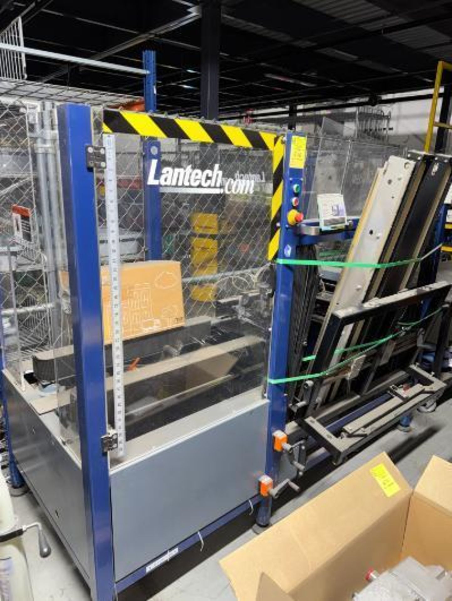 Lantech case erector, cardboard box builder