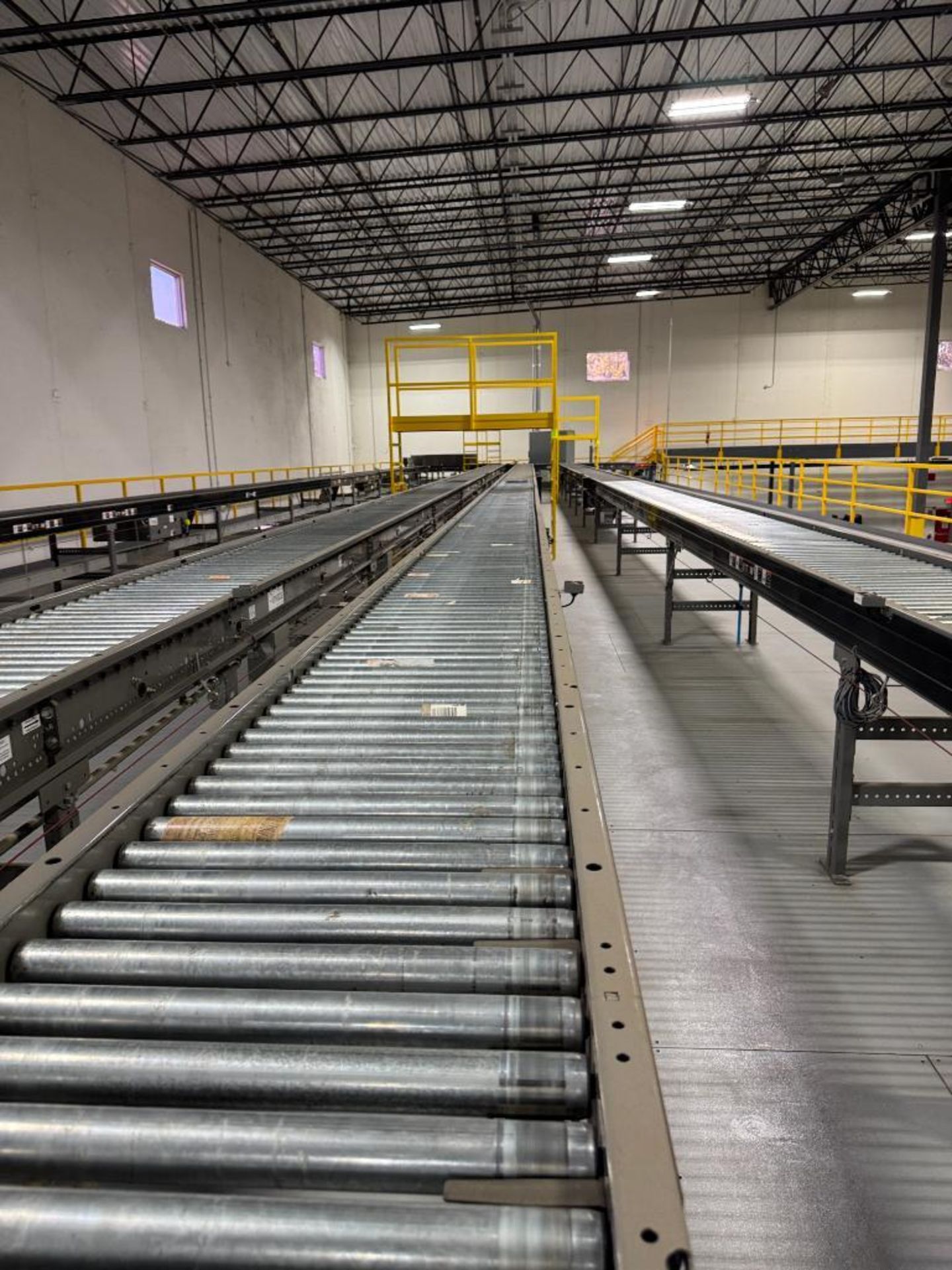 Invata partially powered roller conveyor - Image 4 of 6