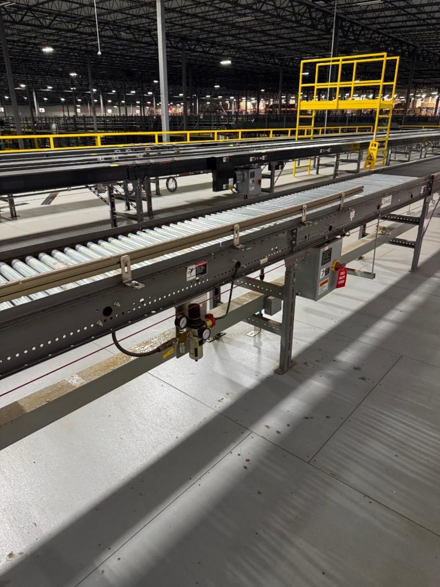 Invata partially powered roller conveyor - Image 3 of 5