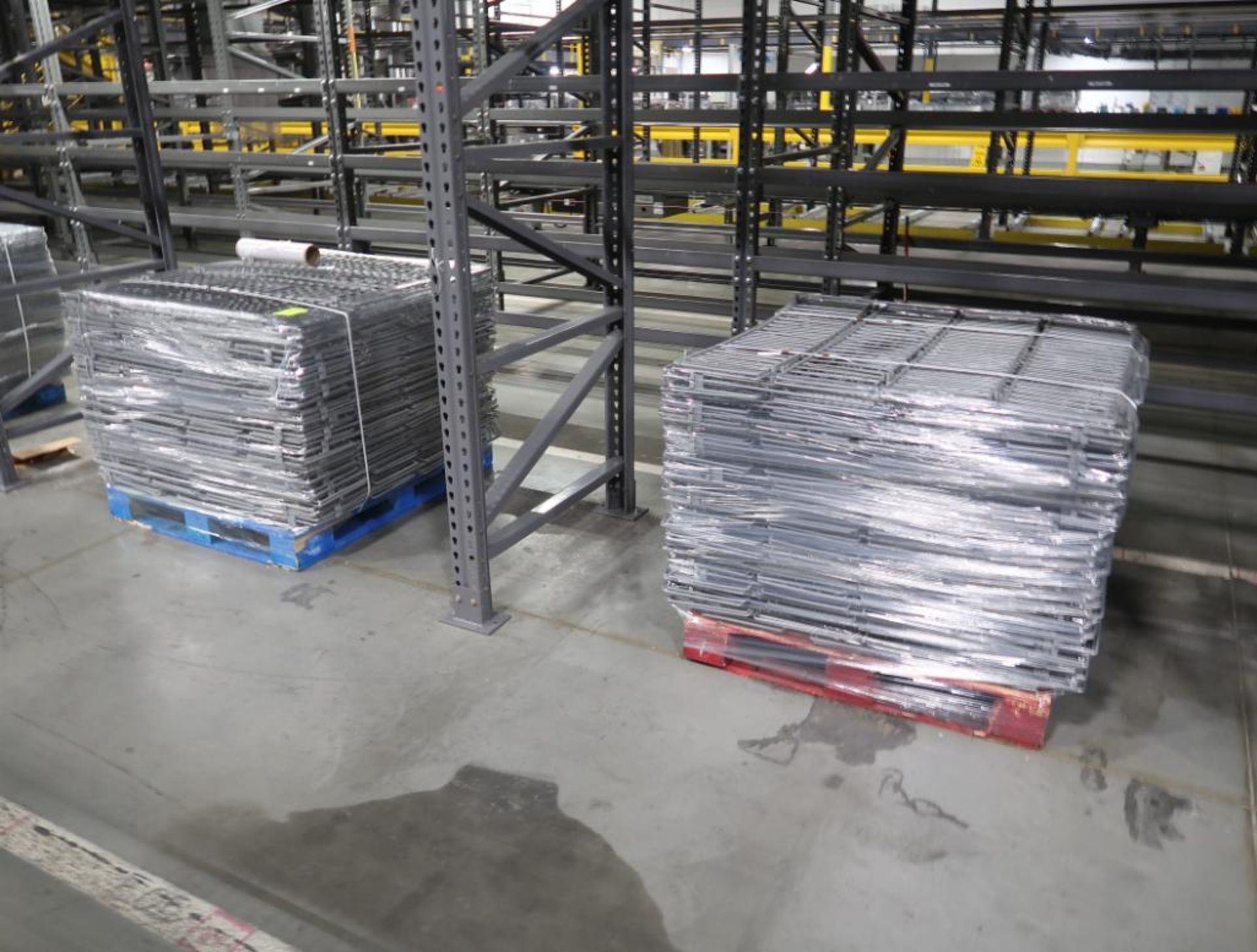 pallets of pallet racking divider rails