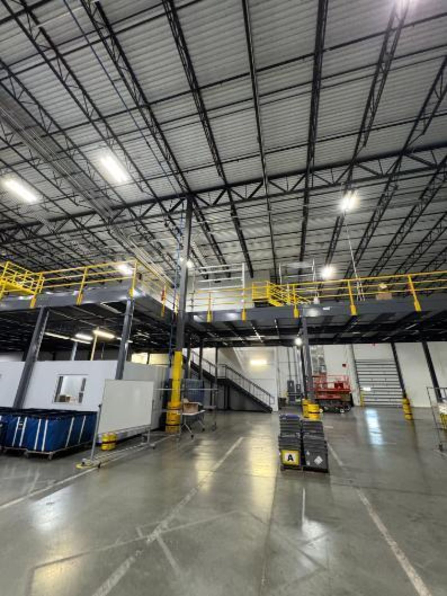 north mezzanine, w/ one set of stairs - Image 7 of 20