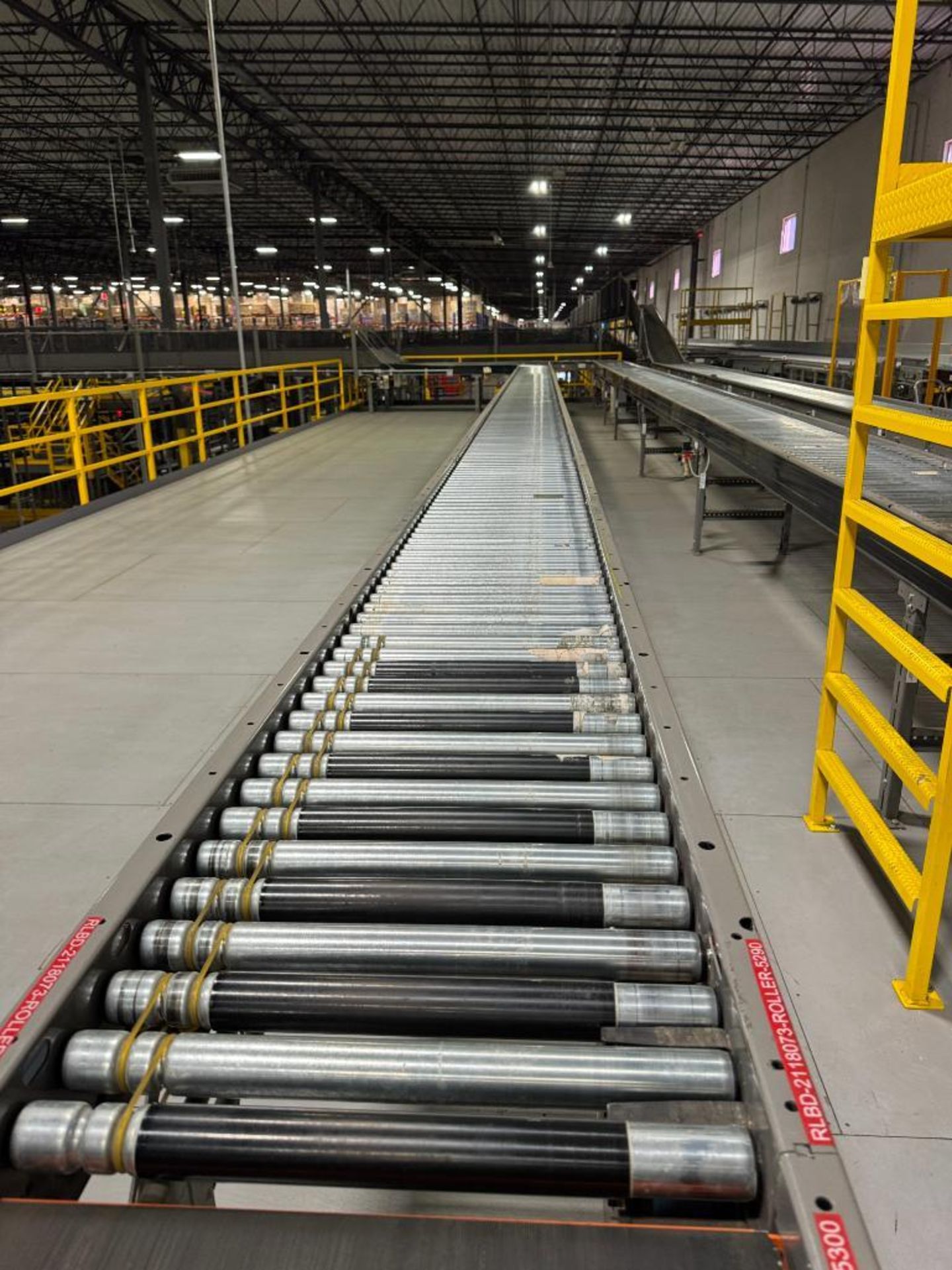 Invata partially powered roller conveyor - Image 4 of 4
